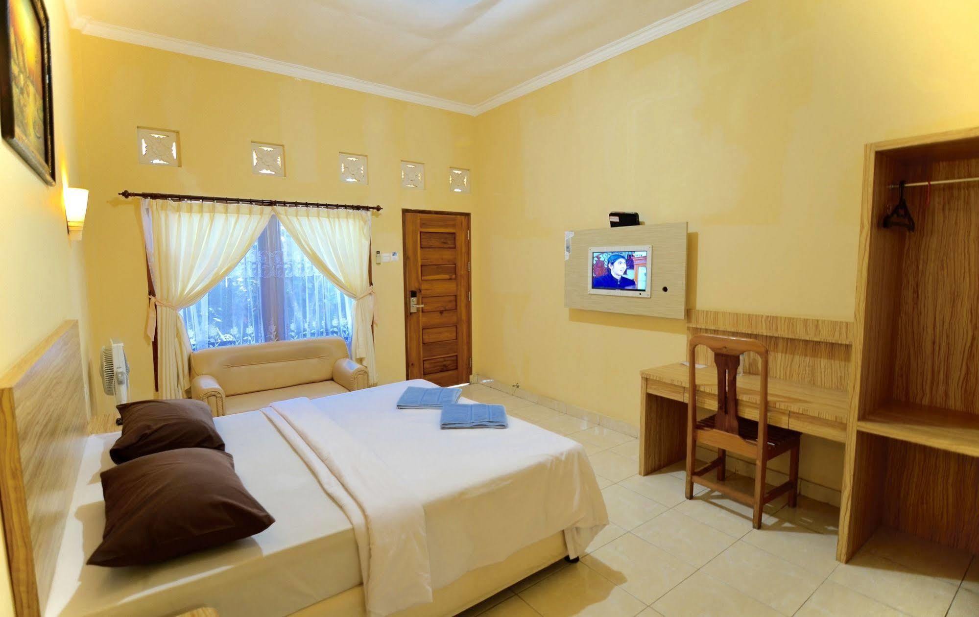 Transit Inn Senggigi Mangsit Exterior foto